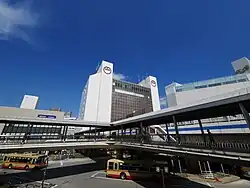 Machida Bus Center mit Odakyū-Bahnhof und Warenhaus