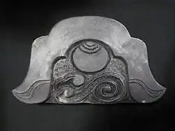 Onigawara mit Motiv eines Edelsteins in den Wellen