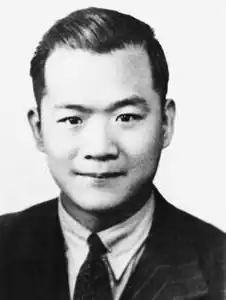 Gesicht ab Schulterblatt in schwarzweiß von vorne.