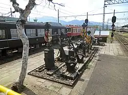 Ausgestellte Drehmaschine am Bahnsteigende