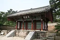 Dieses Bild zeigt den Schrein Sungnyesa aus dem Donam-seowon.