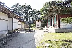 Das Bild zeigt mehrere Gebäude des Sosu-seowon