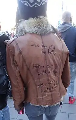 Nappierte Fuchsjacke mit optimistischen Slogans (2023)