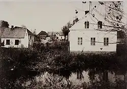 Links Behelfsheim für Kriegsflüchtlinge; rechts Haus Nr. 51 (ca. 1965)