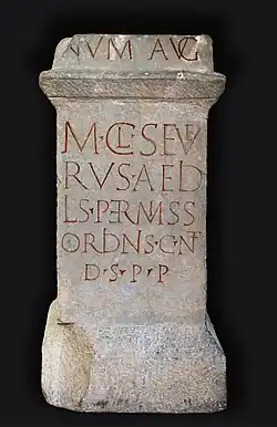 Altar dem als Gott verehrten Augustus gewidmet