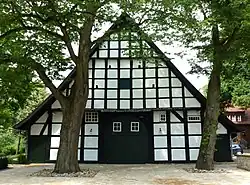 Westfalen: Wohn-/Wirtschaftsgebäude von 1754 beim Waldfriedhof in Hagen am Teutoburger Wald