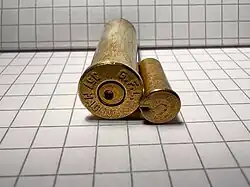 Randpatrone .357 Magnum mit Zentralfeuerzündung und Randfeuerpatrone .22 lfB (Beide Patronen sind sichtbar abgefeuert)