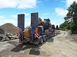 Goldhofer MPA 6 mit aufgeladenem Bagger