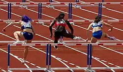 Enge Abstände im dritten Vorlauf (v.&nbsp;l.&nbsp;n.&nbsp;r.): Lucy Hatton (ausgeschieden), Anne Zagré (Halbfinale erreicht), Anamaria Nesteriuc (ausgeschieden)