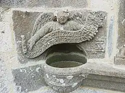 Weihwasserbecken an der Fassade