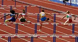 Vierter Vorlauf nach dem Start (v.&nbsp;l.&nbsp;n.&nbsp;r.): Serita Solomon (ausgeschieden), Gréta Kerekes (ausgeschieden), Susanna Kallur (im Halbfinale), Elwira Herman (im Halbfinale)