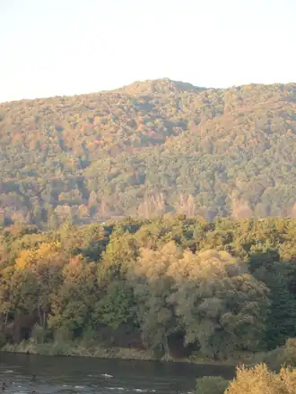 Ausblick aus dem Sanoker Marktplatz auf Gebirge