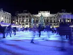 Somerset House, Teil des King's-College-London-Ostflügels, wird jedes Jahr in eine Eisbahn umfunktioniert von November bis Januar.