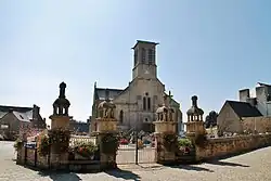 Dorfkirche Saint-Trémeur und Friedhof