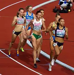 Die Läuferinnen des ersten Vorlaufs in der&nbsp;Zielkurve