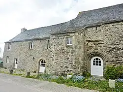 Alte Häuser, darunter eines der Wachhäuser