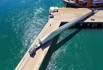 Goldhofer Ventum beim Bewältigen einer Kurve am Hafen