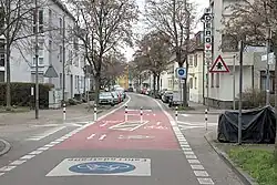 Esslingen am Neckar: Hindenburgstraße mit roter Einfärbung in Kreuzungsbereichen und Diagonalsperre