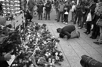 Blumen zum Gedenken der Opfer