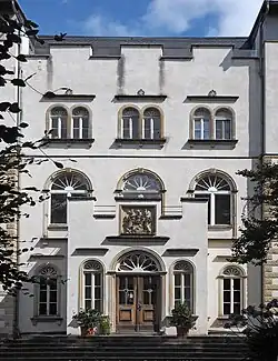 Eingangsseite im Gartenbereich