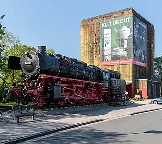 Denkmal-Dampflok und Hochbunker am Hauptbahnhof Emden
