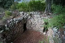 Blick von oben auf die Eingänge zur Westnische (links) und Kopfnische (rechts)