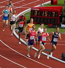 Die Läufer im dritten Vorlauf eingangs der letzten&nbsp;Runde