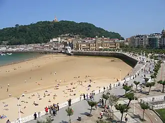 Urgull von Südwesten aus, im Vordergrund Strand und Stadtzentrum von San Sebastián