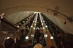 Vierteilige Rolltreppenanlage der Moskauer Metro, links im Bild die Aufsichtskabine