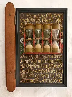 Stundenglas an der Kanzel