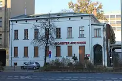 Wohn- und Geschäftshaus mit der historischen Apotheke im Erdgeschoss