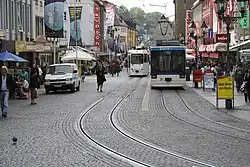 GT-E und GT-N (Heckansicht) in der Fußgängerzone