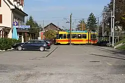 Ein Zug in der Wendeschleife Rodersdorf, links das ehemalige Stationsgebäude