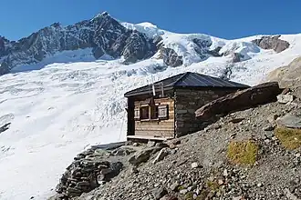 Mittelaletschbiwak vor dem Mittelaletschgletscher und dem Aletschhorn