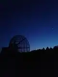 10-m-Radioteleskop mit Venus und Jupiter am Himmel.