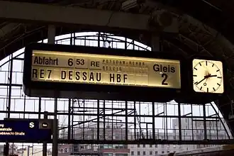 RE auf einer Fallblattanzeige im&nbsp;Bahnhof Berlin Alexanderplatz