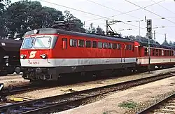 1046.001 mit einem vierachsigen Spantenwagen 1992 in Sigmundsherberg