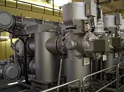 Detailaufnahme eines Elementes von hinten. In der Bildmitte im vertikalen Zylinder der Leistungsschalter, rechts Abgangstrenner. Dahinter die beiden horizontal verlaufenden Sammelschienen und dazwischen die Sammelschienentrenner.