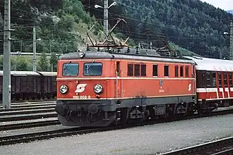 1110 003-9 mit Güterzug in St. Michael