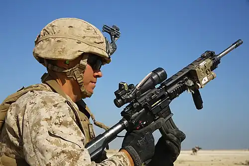 M27 mit offenem Verschluss während des Magazinwechsels