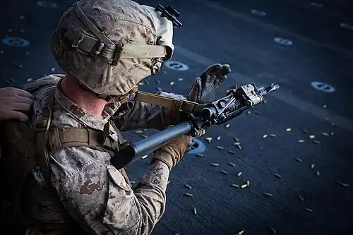 Nach einem Magazinwechsel betätigt der Schütze den Verschlussfanghebel.