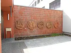 Terrakottareliefs in Eberswalde, Wildparkstraße, von Baldur Schönfelder und Axel Schulz (1966)