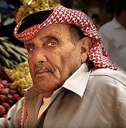 Jordanier in Amman mit hochgeschlagener Kufiya.