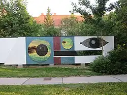 Glasmosaiken und Terrakotten Der Raum in dem wir leben von Rudolf Hausner in der Wohnhausanlage Justgasse 29 in Wien