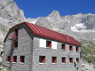 Das Rifugio Bonacossa mit der Punta Rasica im Hintergrund