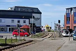 Blick vom Bahnhof Dagebüll Hafen durch den Deich zur Mole