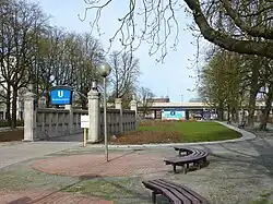 Südwestliche Seite des Breitenbachplatzes mit einem der drei Zugänge zur U-Bahn