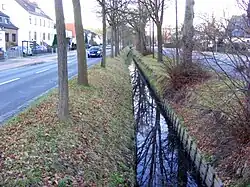 Mittelstreifen der Vahrer Straße mit Vahrer Fleet