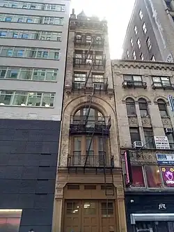 Der schmale neoromanische Flügel an der 41st&nbsp;Street