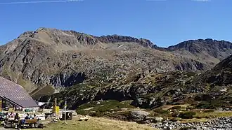 Mairspitze von der Sulzenauhütte (der höchste Punkt liegt Mitte links über dem kleineren Wegweiser, das Gipfelkreuz knapp rechts davon).